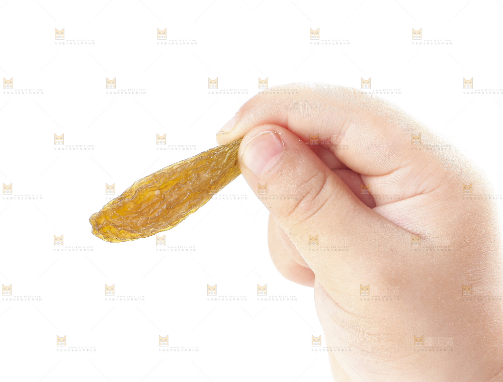 手里拿着黄葡萄干