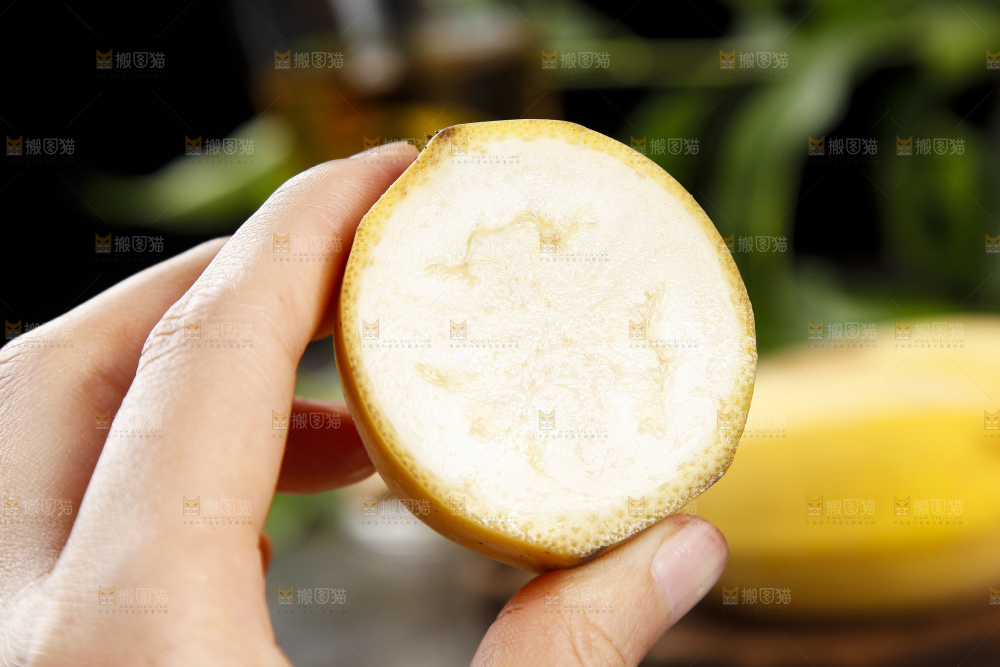 石板上的新鲜苹果蕉