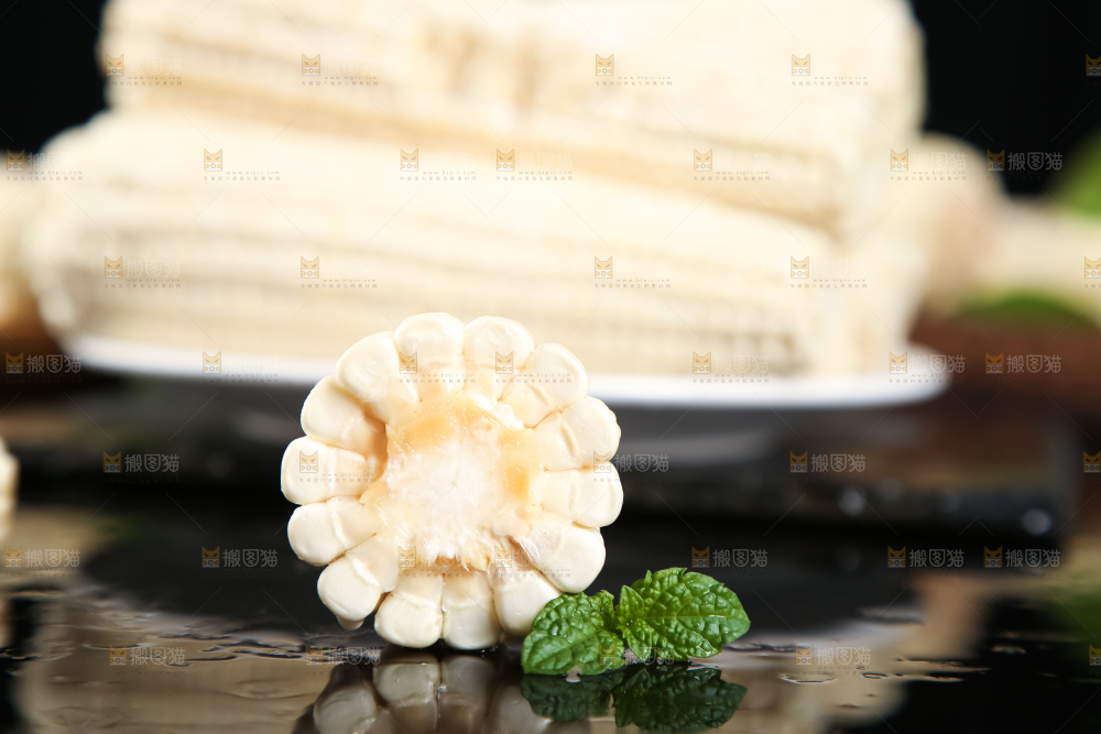 盘子里装着牛奶糯玉米