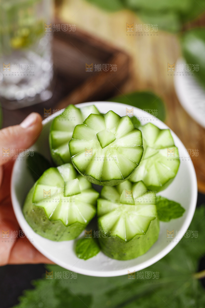 碟子里摆放着嫩黄瓜