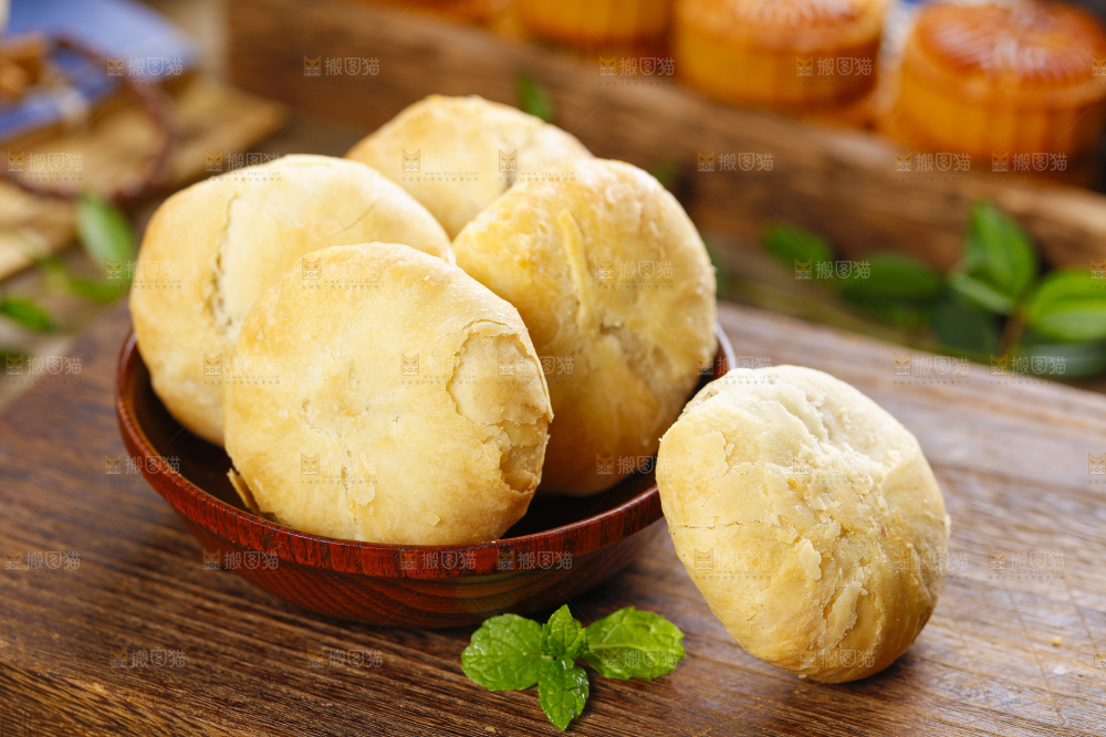 木板上的酥皮月饼