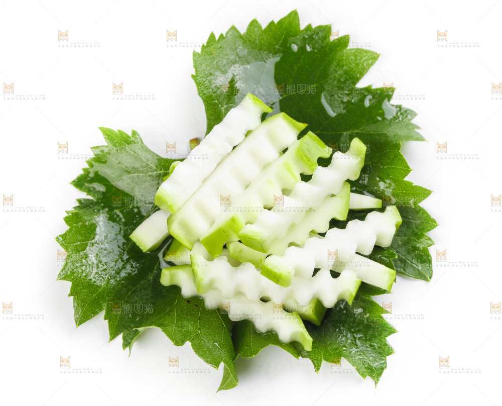 绿叶上放着切丝的瓠瓜