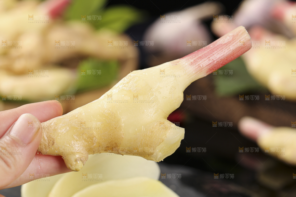 黑石板上放着红芽嫩仔姜