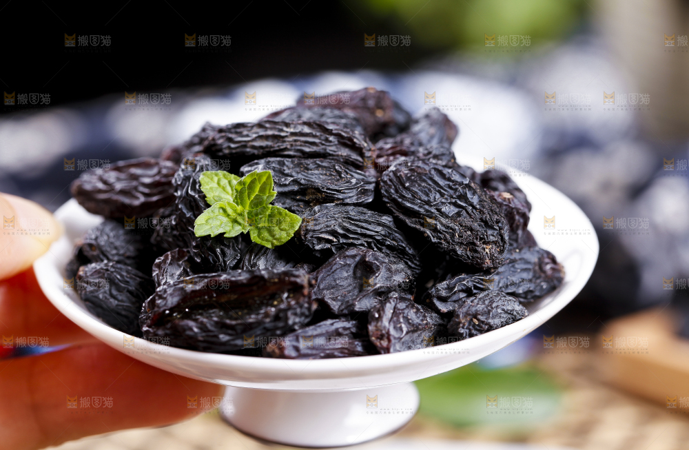 碟子里装着黑加仑葡萄干