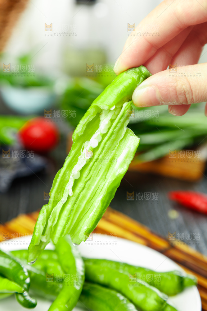 手里拿着辣椒