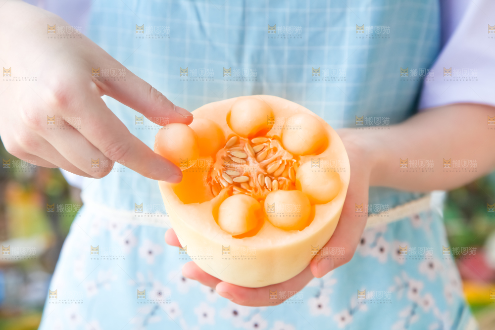手里拿着甜瓜
