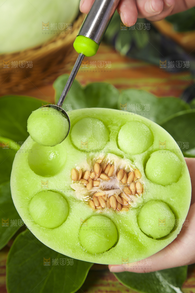 手里拿着玉菇香瓜