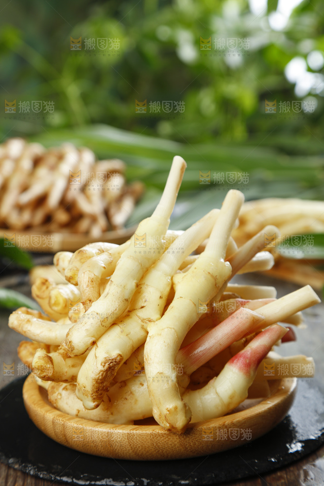 篮子里装着新鲜嫩姜