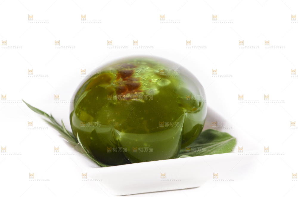 碟子里装着艾草青团