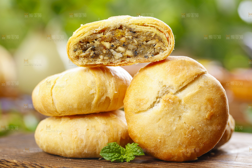木板上的酥皮月饼