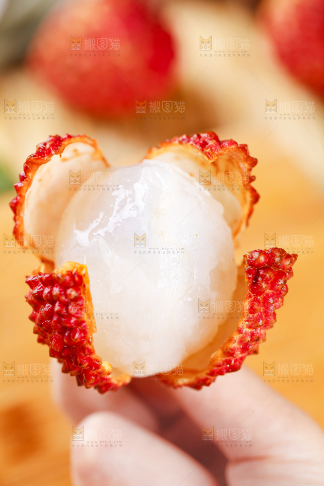 手里拿着新鲜荔枝王