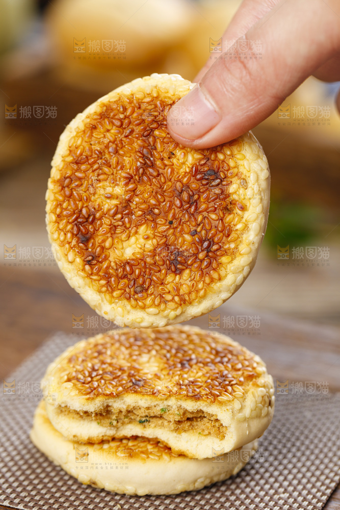 手里拿着手工芝麻饼