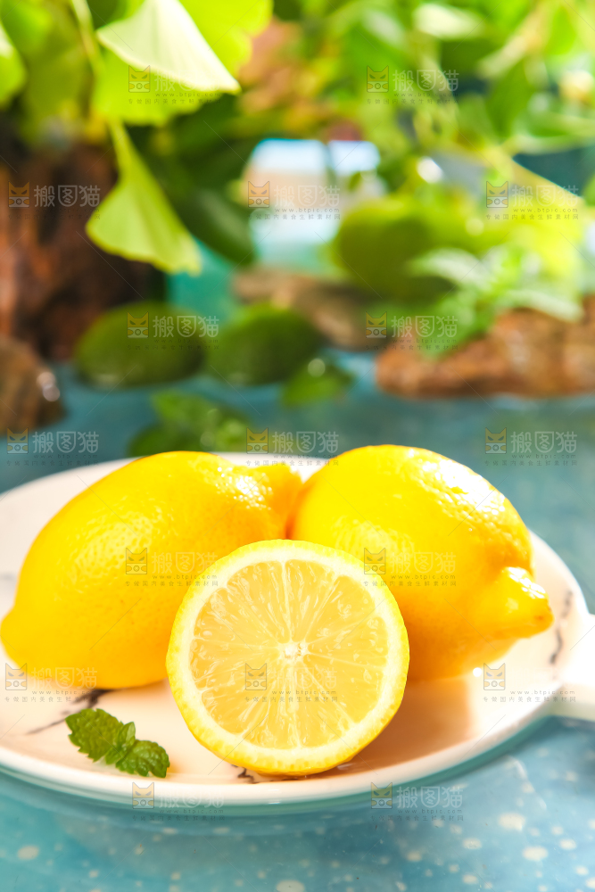盘子里放着澳洲进口血丝李 