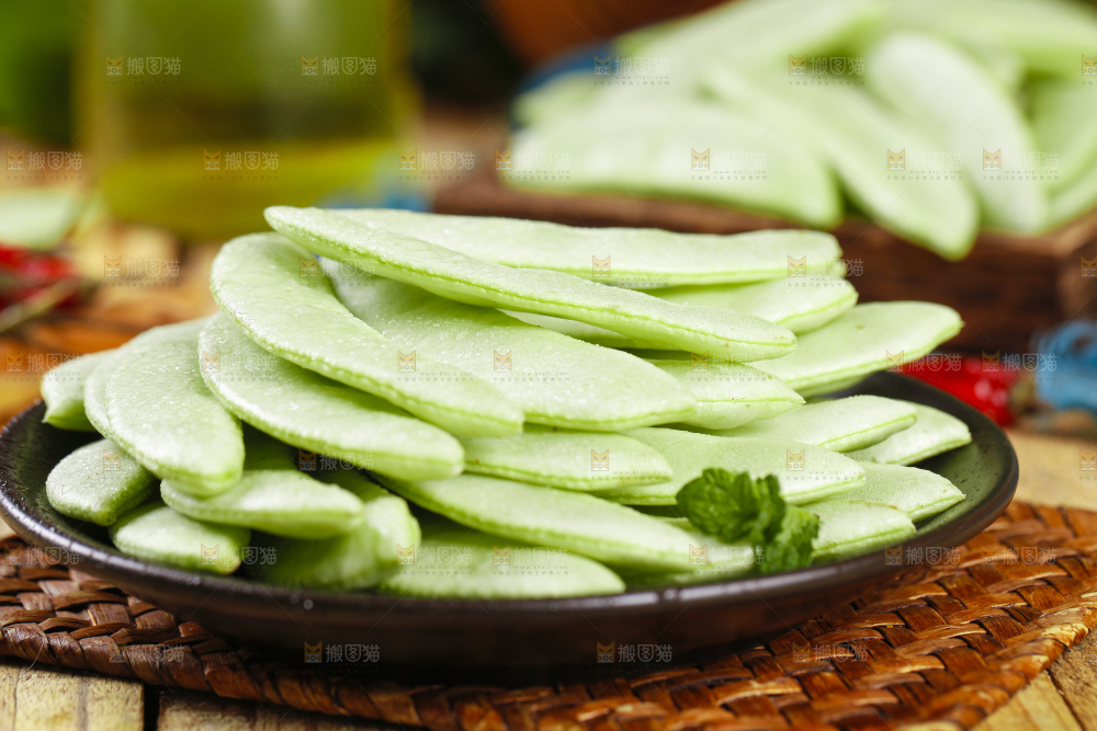 盘子里放着扁豆