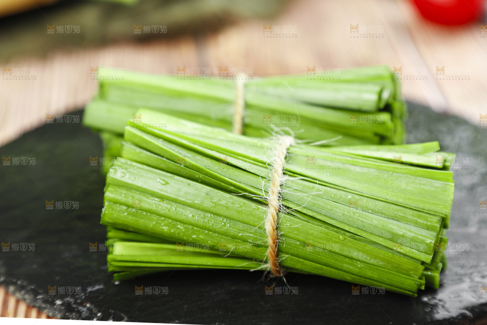 黑石上摆放着嫩韭菜