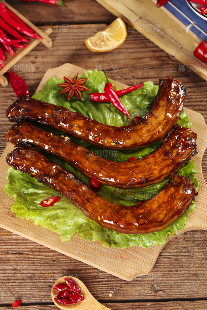 木板上的香辣鸭脖