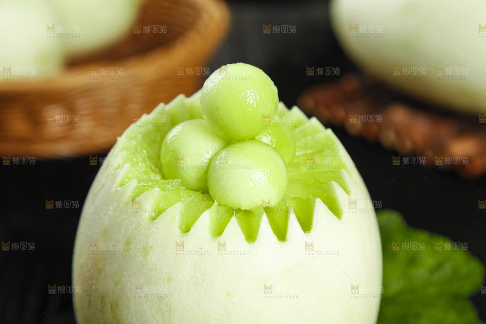 深底上放着山东玉菇甜瓜