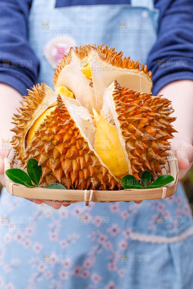 手里拿着金枕榴莲