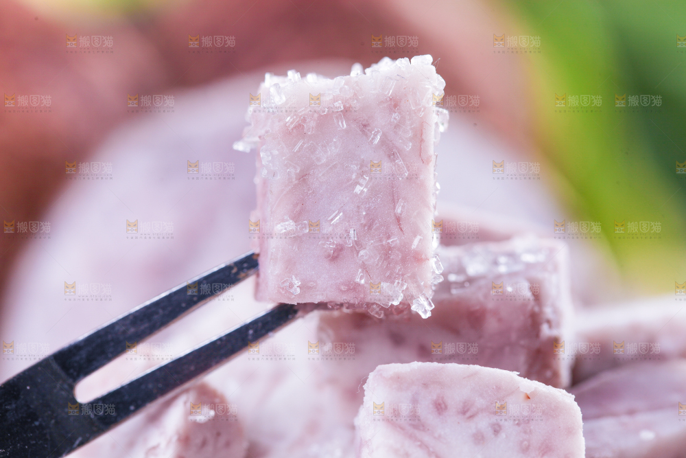 叉子上叉着一块香芋