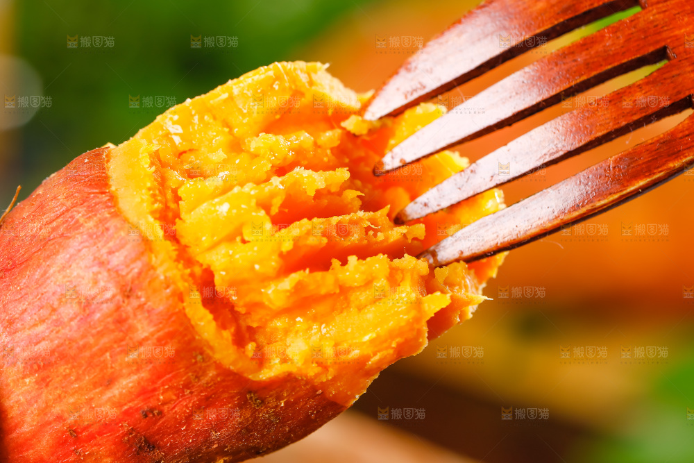 叉子上叉着糖心蜜薯