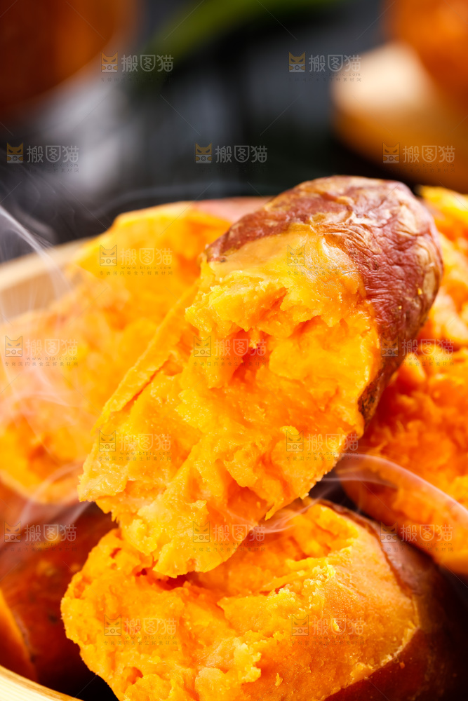 蒸笼里装着红心地瓜