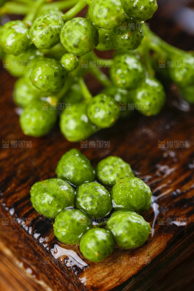 木板上的九叶青花椒