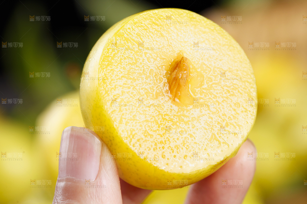 深底上放着黄金奈李