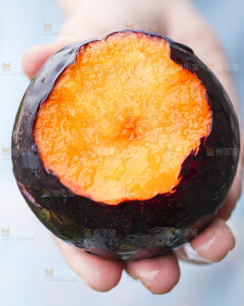 手里拿着进口黑布林