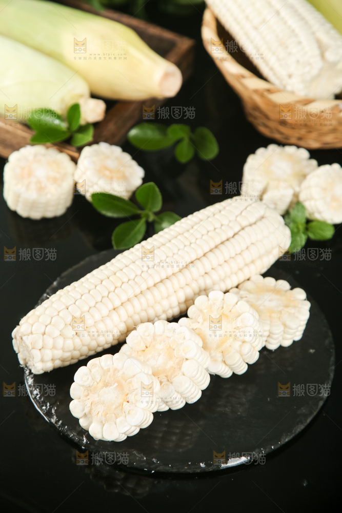 黑底上放着白玉米