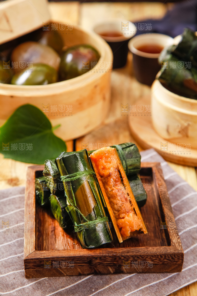盘子里装着香竹糯米饭