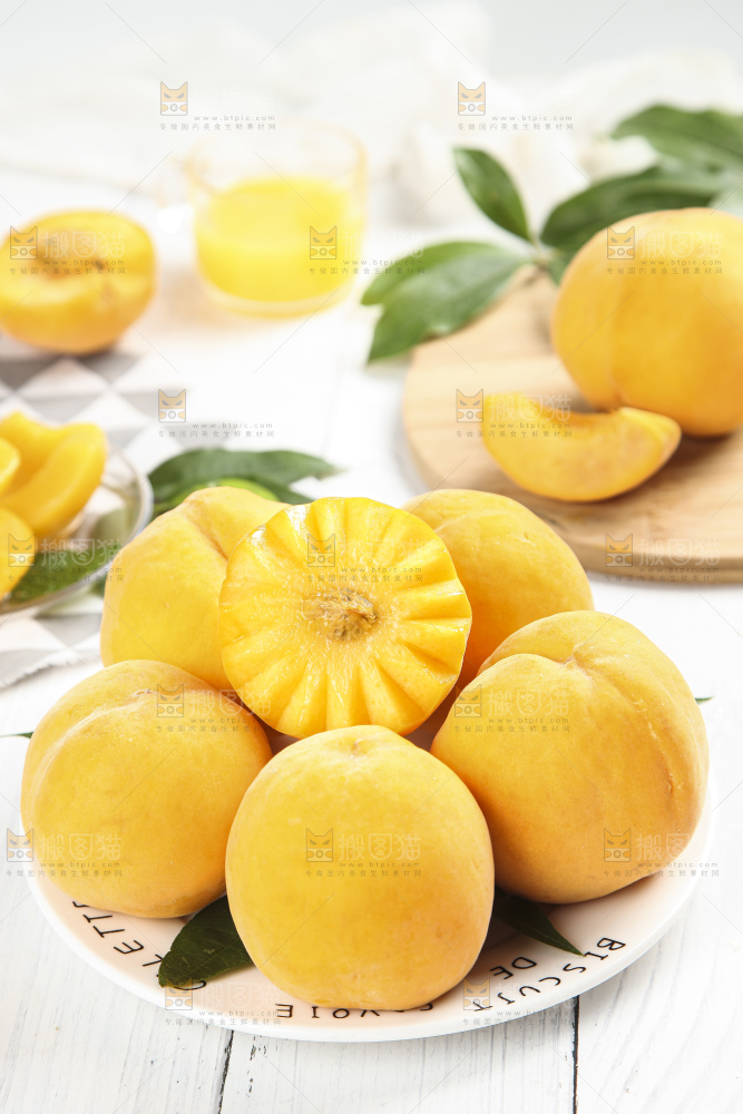 盘子里装着黄皮黄桃