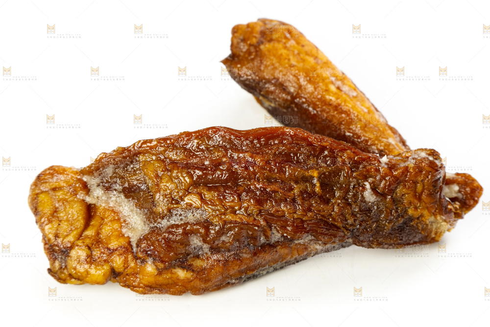 白底上摆放着柴火腊肉