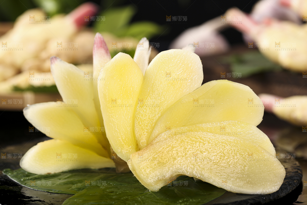黑石板上放着红芽嫩仔姜