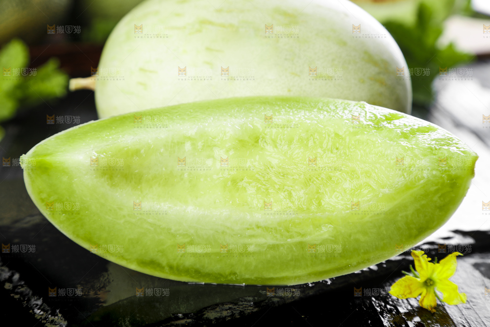 黑底上摆放着玉菇香瓜