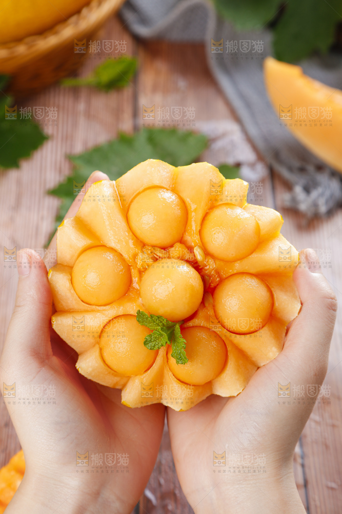 手里拿着冰火蜜瓜