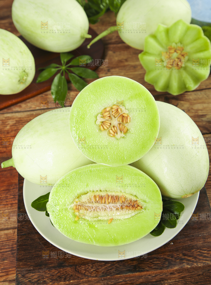 盘子里装着玉菇甜瓜