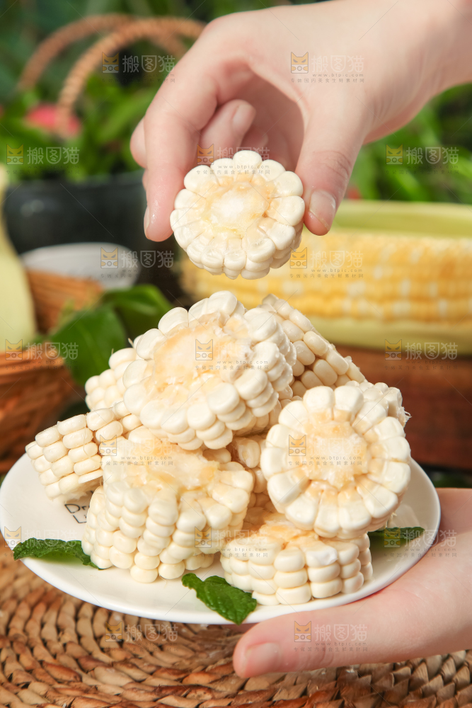 手里拿着玉米棒