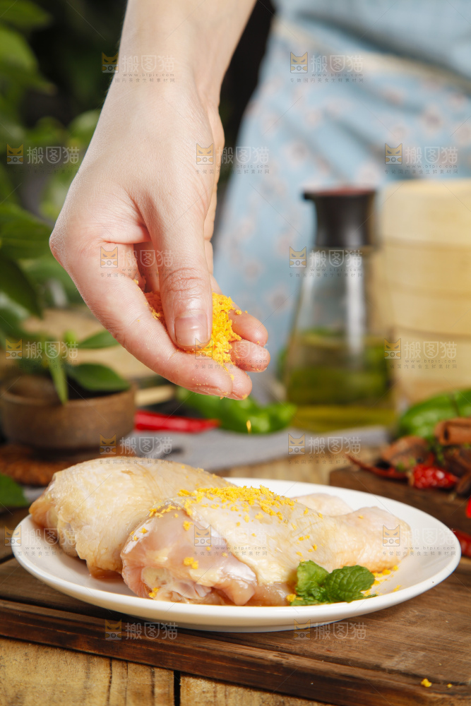 木板上裹着面包糠的鸡腿
