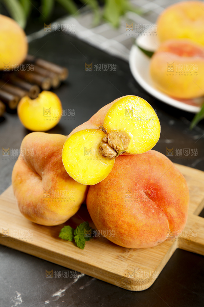 木板上放着新鲜毛蟠桃