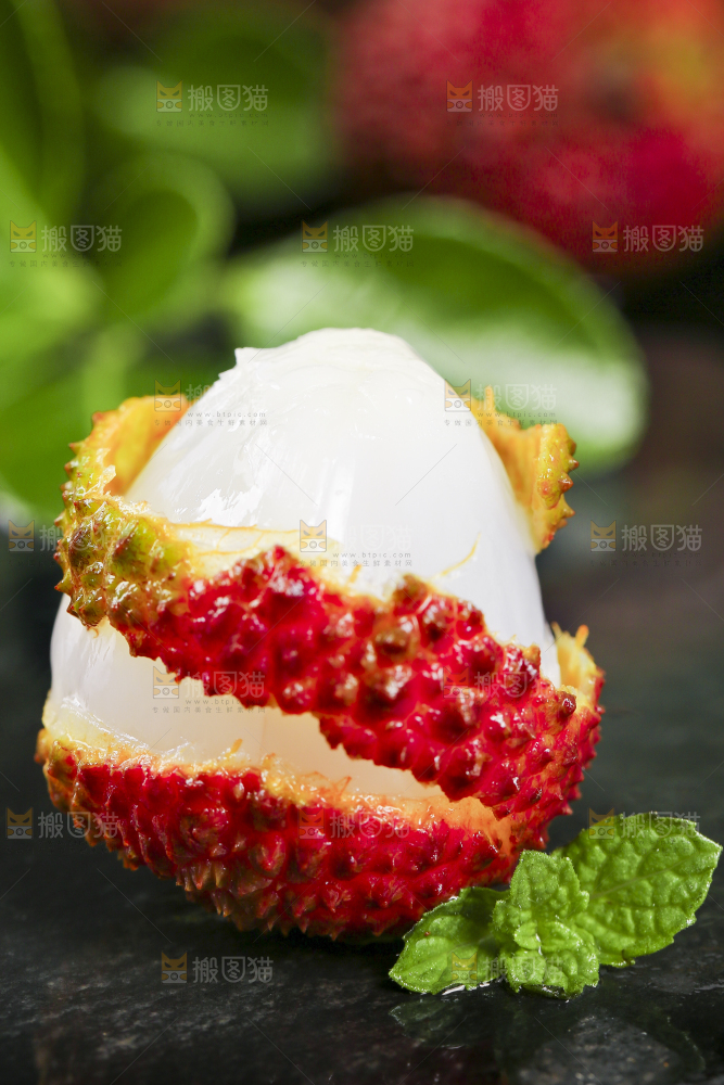 手里拿着高州妃子笑荔枝