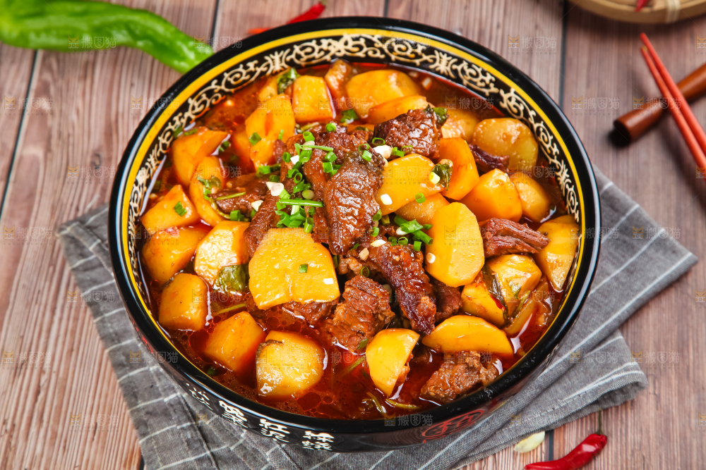 盘子里装着土豆烧牛肉