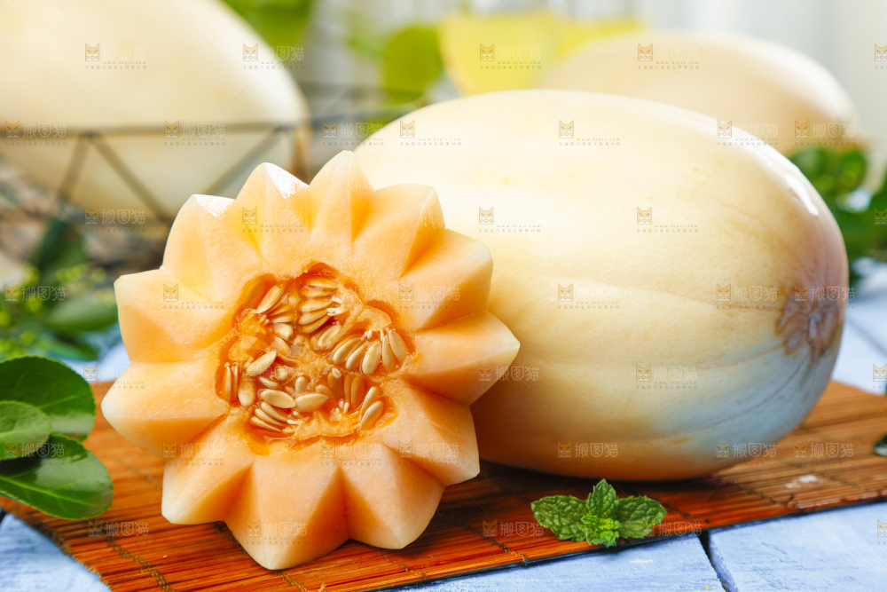 木板上放着蜜瓜