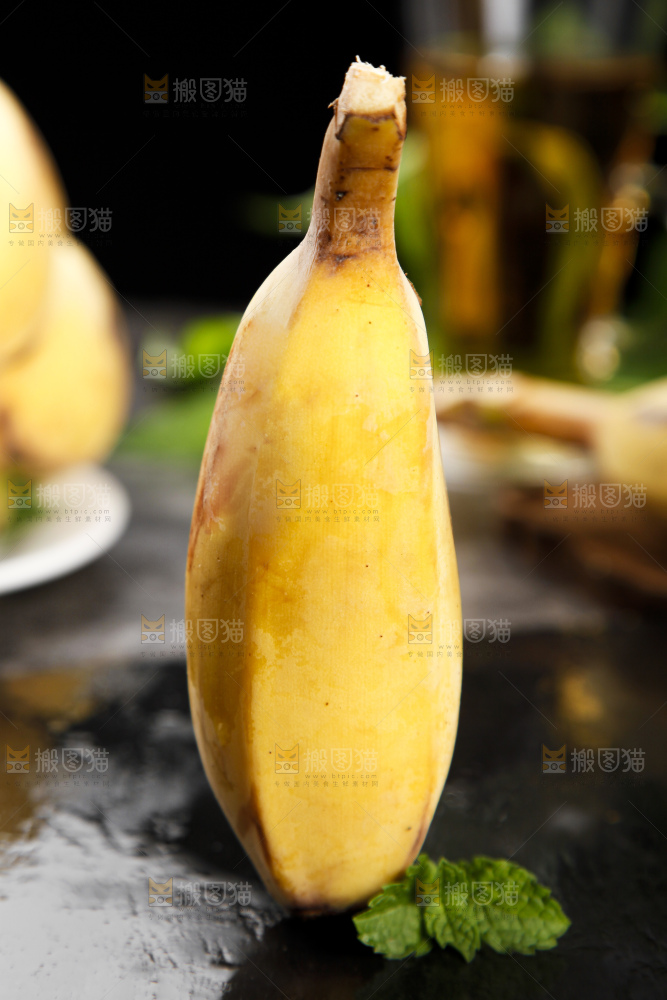 石板上的新鲜苹果蕉