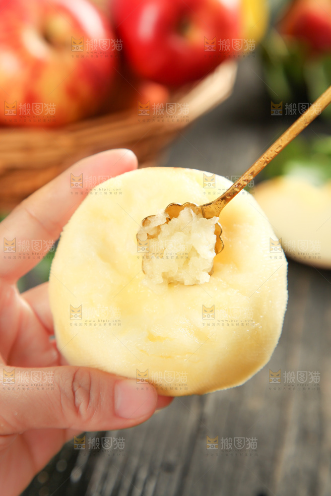 手里拿着苹果果肉