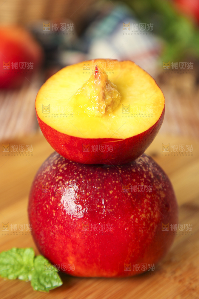 木板上的黄肉油桃