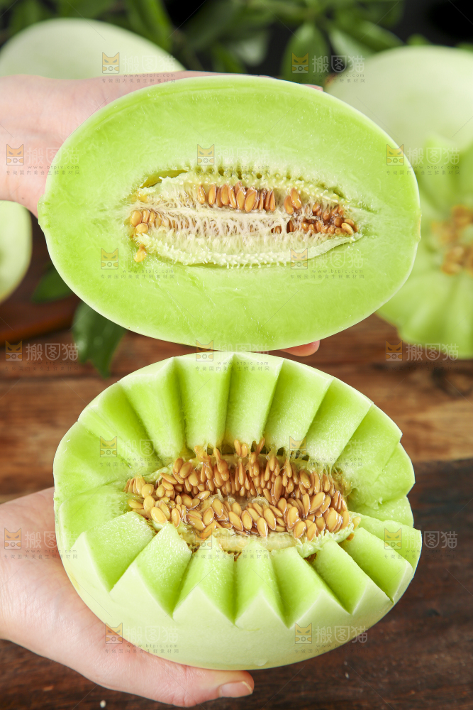 手里拿着新鲜玉菇蜜瓜