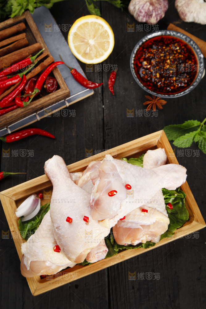 木板上放着一盘新鲜鸡腿