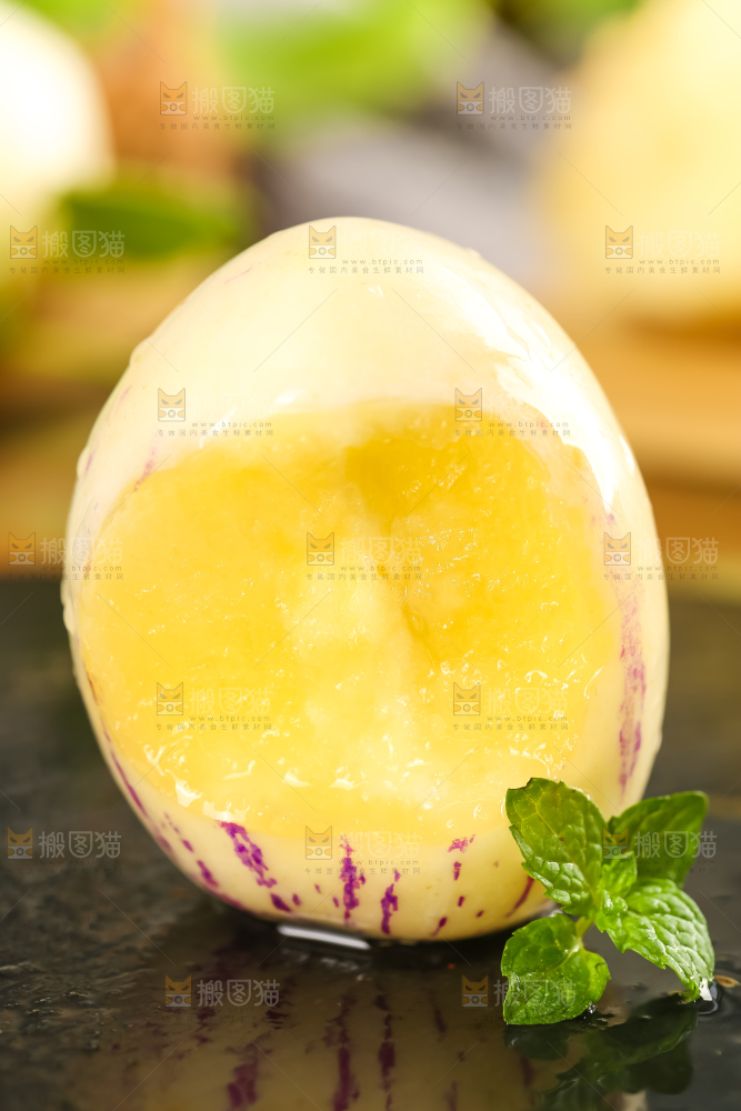 黑石板上摆放着人参圆果