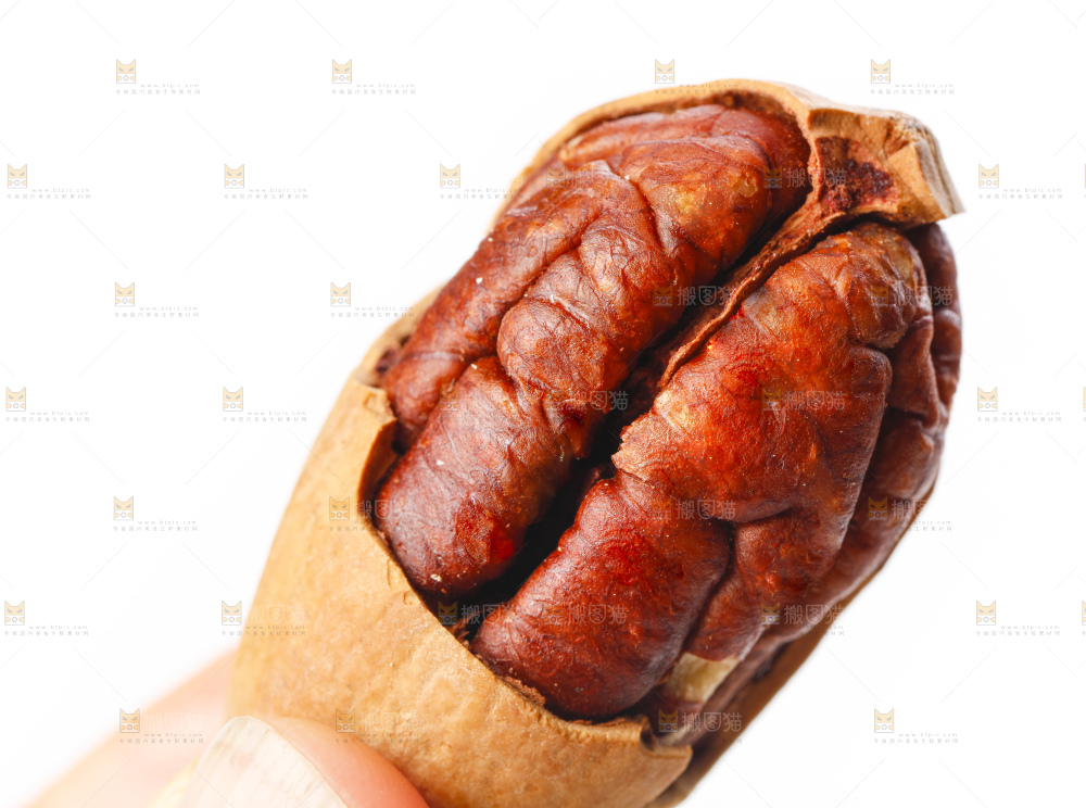 手里拿着碧根果