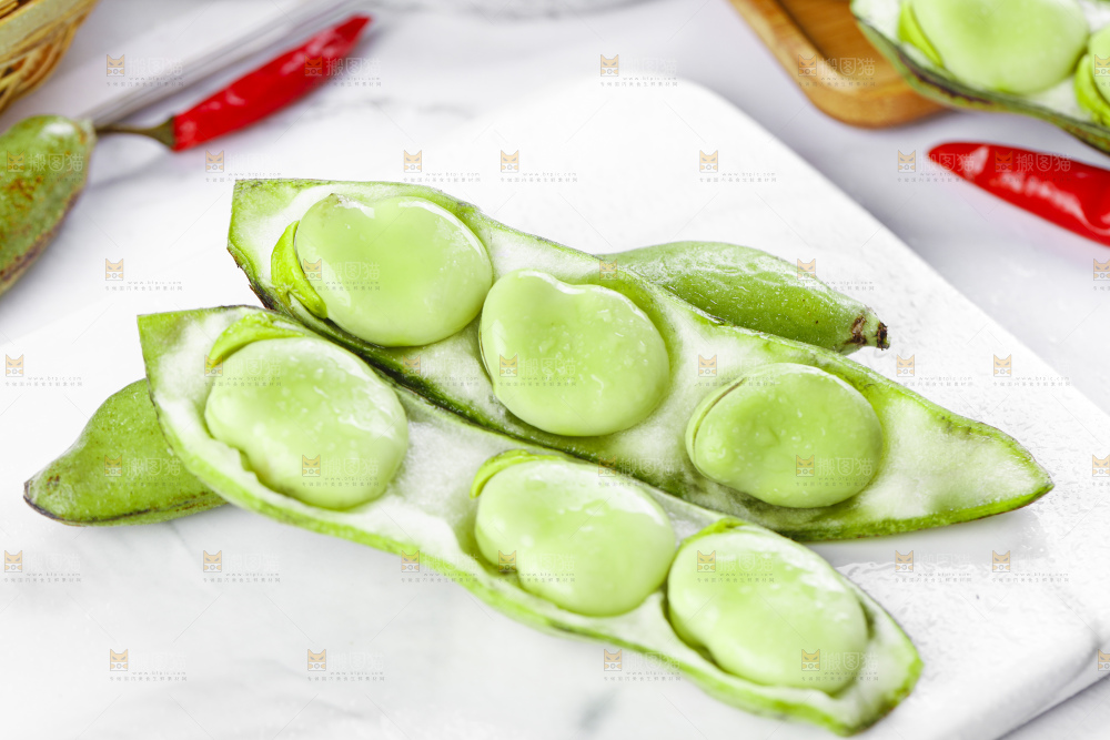白底上摆放着蚕豆